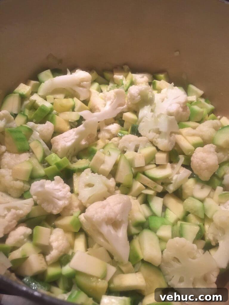 Creamy Zucchini and Cauliflower Soup Recipe 3 img 23801 2