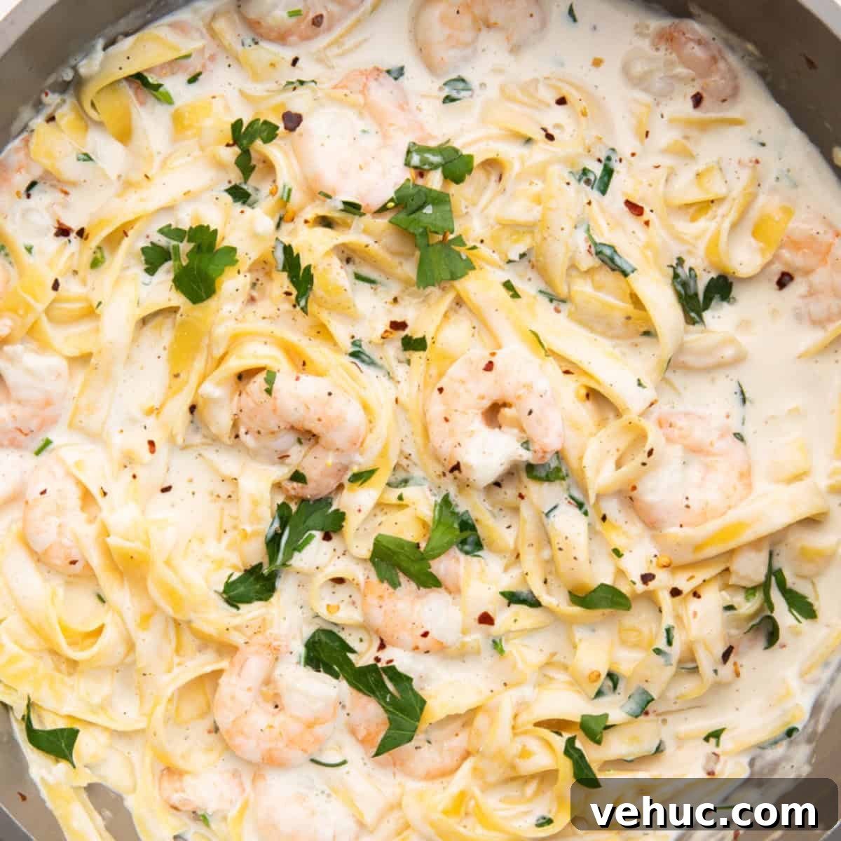 Creamy Garlic Prawn Linguine Recipe for Quick Weeknight Dinners 2 prawn linguine in a pan.