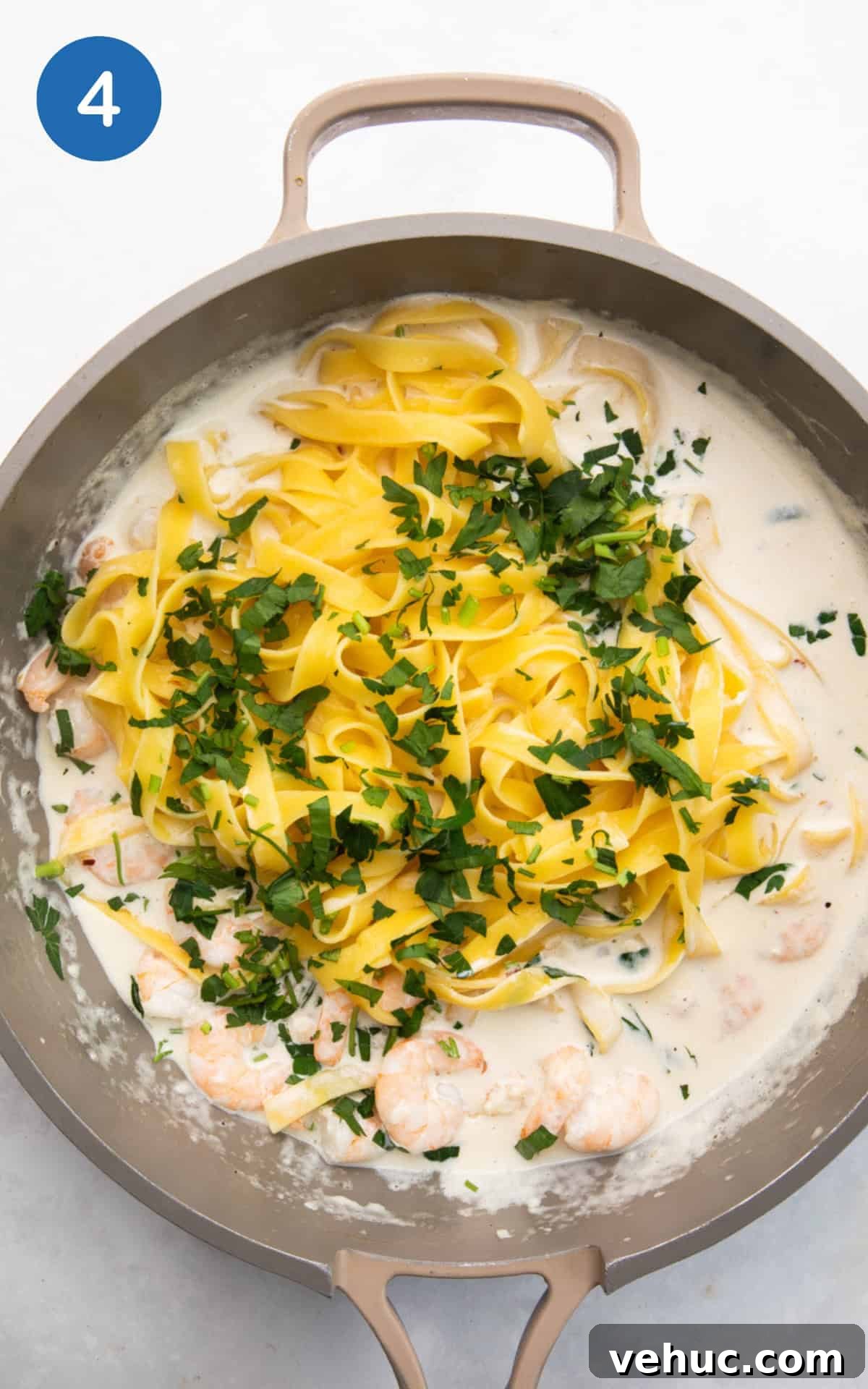 Creamy Garlic Prawn Linguine Recipe for Quick Weeknight Dinners 7 adding linguine and fresh parsley to the pan.