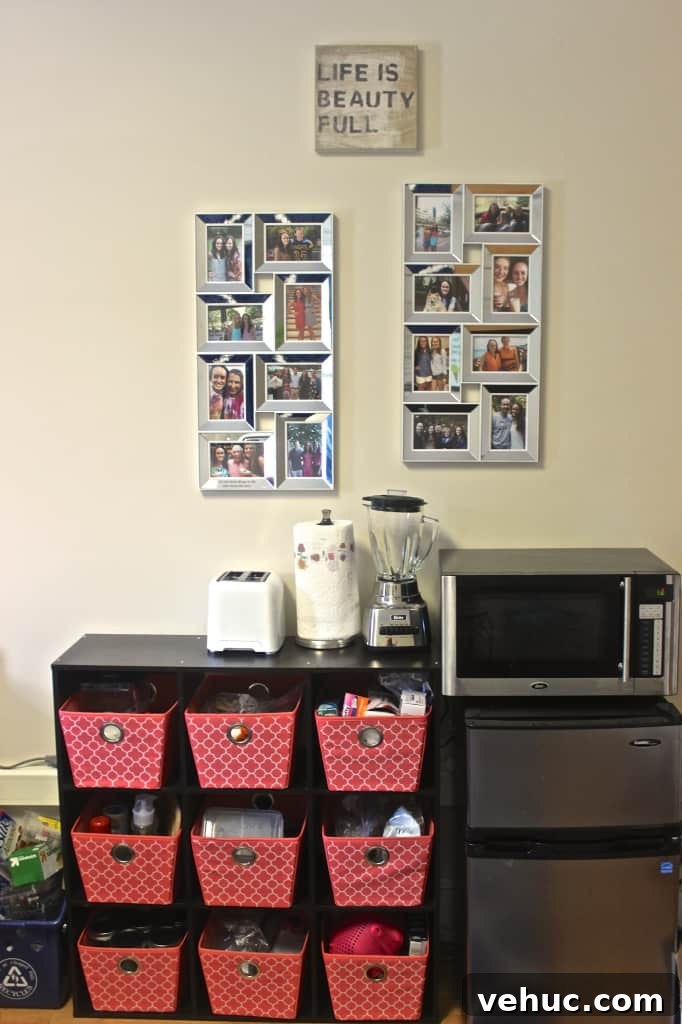 Inside a Sophomore Dorm: Stylish Small-Space Ideas and Layout Tour 5 Dorm room inspiration: navy, coral, & turquoise! See the whole dorm room tour by clicking the pin.