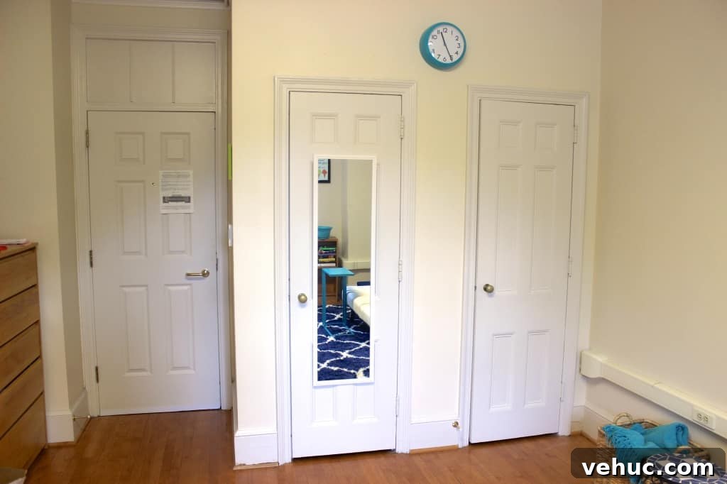 Dorm room inspiration: navy, coral, & turquoise! See the whole dorm room tour by clicking the pin.