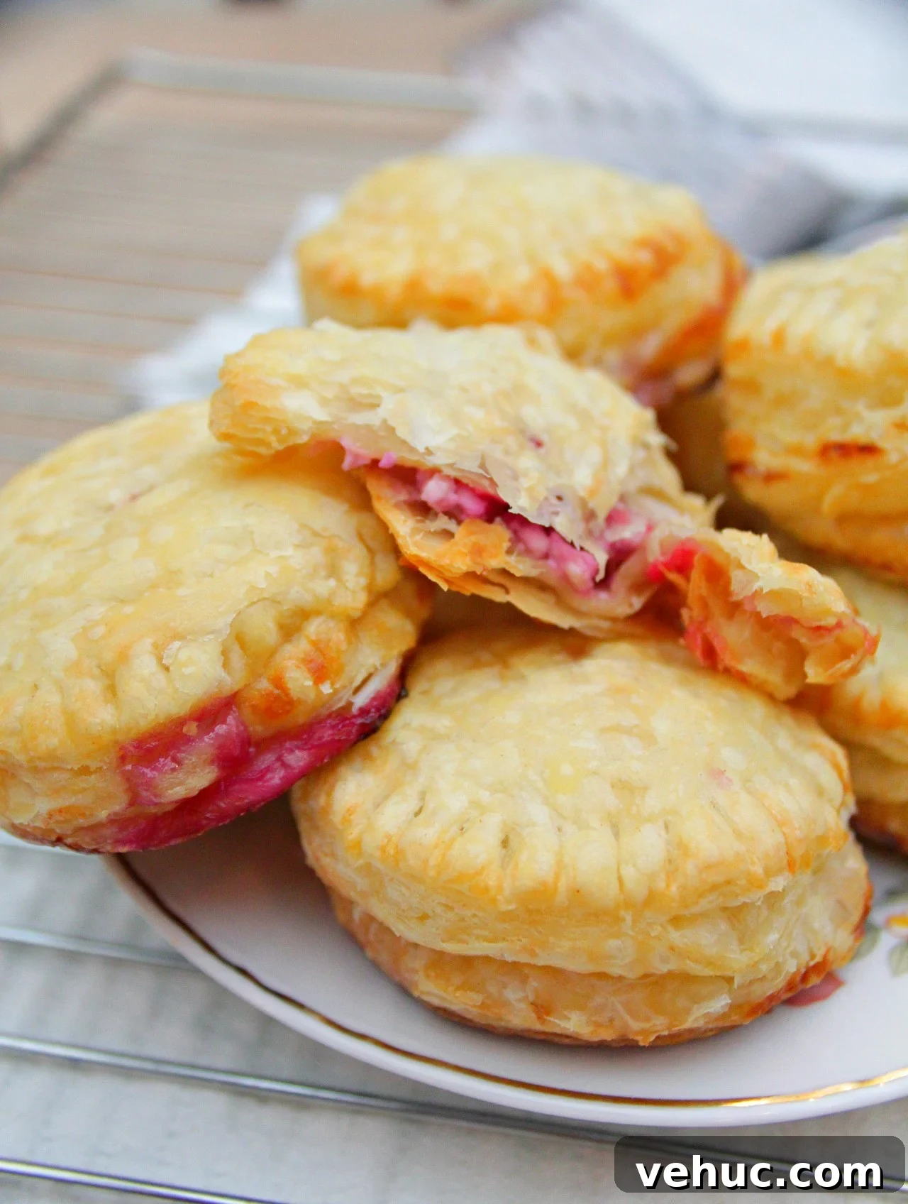 40+ 30-Minute Family Meals for Busy Weeknights 3 Need a last minute dessert or a quick fix for a sweet tooth? Make these brilliant mini raspberry pies with fresh cottage cheese in a snap!