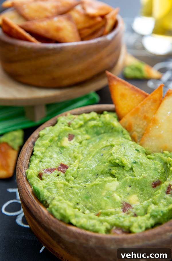 Keto-Friendly Chips and Creamy Guacamole receta 2 Closeup of Keto Chips and Guacamole in wooden bowls