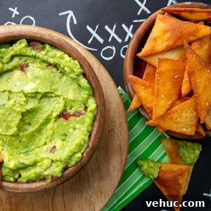 Keto-Friendly Chips and Creamy Guacamole receta 3 Keto Chips and Guacamole in wooden bowls on a black chalkboard with football game plays written in chalk